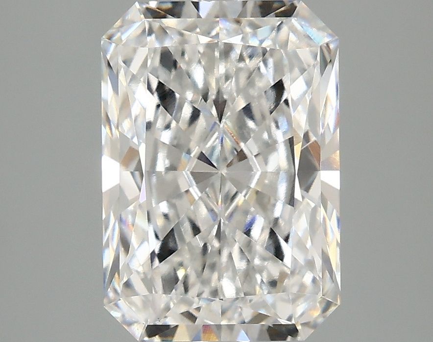 3.08 Carat Radiant IGI Labgrown Diamond, With Certificate ID LG668459470
